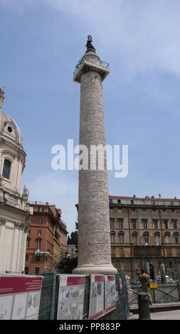 COLUMNA DE TRAJANO, AL FONDO CUPULA DE LA IGLESIA DEL SANTISIMO NOMBRE DE MARIA DE ESTILO BARROCO. Lage: FOROS IMPERIALES. Rom. ITALIA. Stockfoto