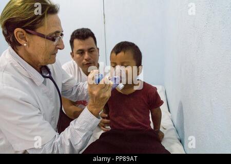 Tratamiento de Insuficiencia Respiratoria Infantil, La Taña, Zona Reina, Uspantán, Quiche, Guatemala, Mittelamerika. Stockfoto