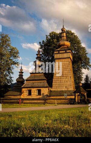 Iglesia de Santa Paraskewa, ortodoxa Kwiaton. Siglo XVII. Patrimonio de la humanidadconstruida integramente con Madera,, voivodato de La Pequeña Polonia, Cárpatos, Polonia, Europa. Stockfoto