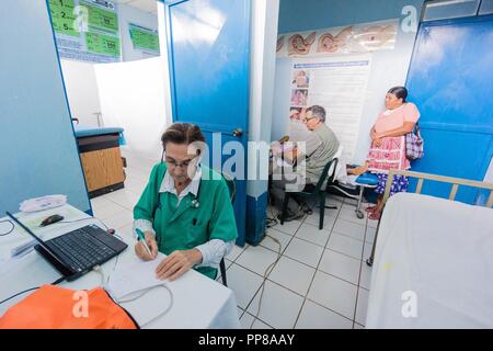 Examen por Ultrasonidos, Centro de Salud, Lancetillo (La Parroquia), Municipio de Uspantán, Quiche, Sierra de Chamá, Guatemala, Mittelamerika. Stockfoto