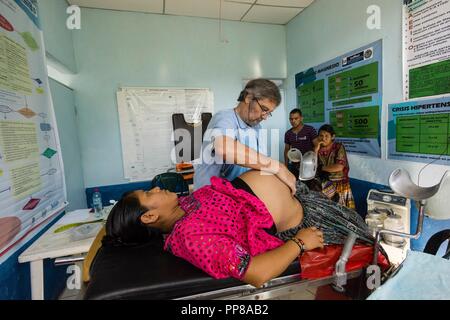 Revision de Embarazo, La Taña, Zona Reina, Uspantán, Quiche, Guatemala, Mittelamerika. Stockfoto