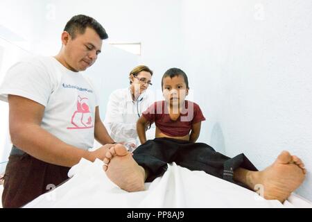 Tratamiento de Insuficiencia Respiratoria Infantil, La Taña, Zona Reina, Uspantán, Quiche, Guatemala, Mittelamerika. Stockfoto