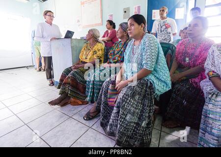 Formacion de comadronas Indigenas, Centro de Salud, Lancetillo (La Parroquia), Municipio de Uspantán, Quiche, Sierra de Chamá, Guatemala, Mittelamerika. Stockfoto