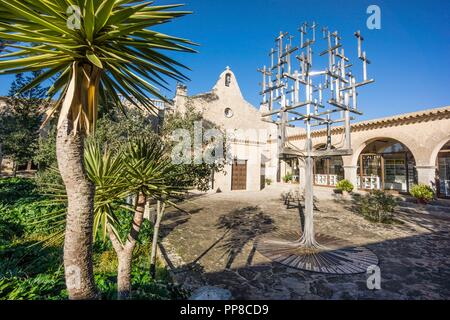 Creu de les Creus, Una escultura realizada por el artista Jaume Falconer y el herrero Toni Sastre, jugando con la Idee del árbol de la Ciencia de Ramon Llull, Santuario de Cura, en La Cima de la Montaña de Randa, Algaida, Mallorca, Balearen, Spanien, Europa. Stockfoto