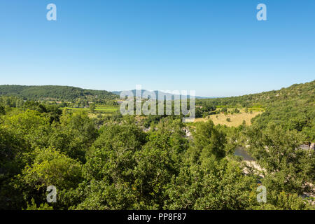 Schöne Panoramasicht auf die Landschaft vor einem strahlend blauen Himmel durch den Fluss Ardèche im Süden Frankreichs Stockfoto