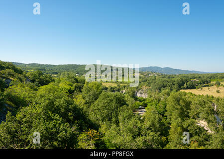 Schöne Panoramasicht auf die Landschaft vor einem strahlend blauen Himmel durch den Fluss Ardèche im Süden Frankreichs Stockfoto