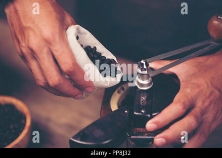 Herstellung gebraut Kaffee aus dampfenden Filter Tropf Stil. Stockfoto