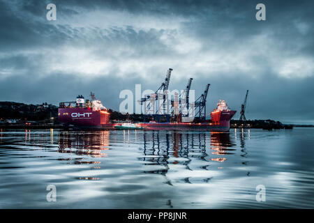 Pacific Palisades, Cork, Irland. 19. Februar, 2017. Die semi-submersible Heavy lift Schiff Albratross in Cork Dockyard wartet mit drei cra geladen werden Stockfoto