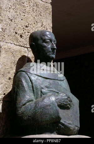 BUSTO DE GONZALO DE BERCEO (1196/1264) - PRIMER POETA CASTELLANO CONOCIDO. Lage: AYUNTAMIENTO/ESCUELAS PUBLICAS. Berceo. Rioja. Spanien. Stockfoto