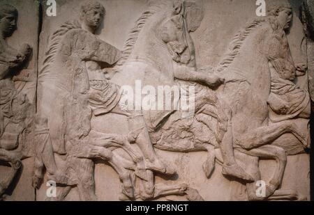 FRISO DEL PARTENON - JINETES DE LA PROCESION DE LAS PANATENEAS - SIGLO V AC-LA PARTIDA DE LOS CABALLEROS (DET). Autor: PHIDIAS. Ort: British Museum. LONDON. ENGLAND. Stockfoto