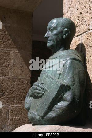 BUSTO DE GONZALO DE BERCEO (1196/1264) - PRIMER POETA CASTELLANO CONOCIDO. Lage: AYUNTAMIENTO/ESCUELAS PUBLICAS. Berceo. Rioja. Spanien. Stockfoto