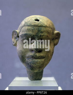 BUSTO DE ARCILLA PROCEDENTE PUNTA DE NAO (Cadiz)-S VII AC-ESCULTURA FENICIA DE UN HOMBRE AFRICANO. Lage: das Museo de Cádiz - ARQUEOLOGIA. Spanien. Stockfoto