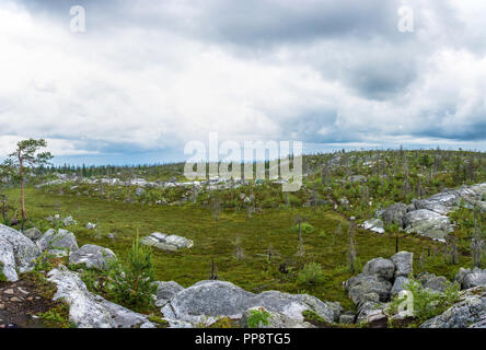 Ein natürliches Amphitheater, das entstand nach einem grossen Erdbeben in der Reserve Vottovaara, Karelien, Russland. Stockfoto