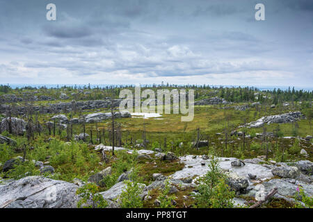 Ein natürliches Amphitheater, das entstand nach einem grossen Erdbeben in der Reserve Vottovaara, Karelien, Russland. Stockfoto