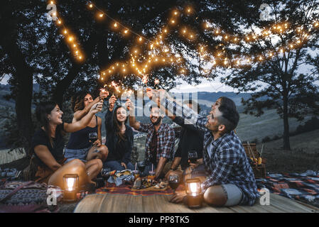 Eine Gruppe von Freunden, Grill in der Natur - glückliche Menschen Spaß auf einem Pic-nic in der Landschaft Stockfoto