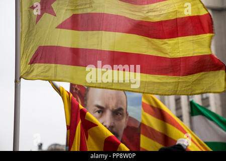 Flaggen der Unabhängigkeitsbewegung von Katalonien und Portrait von Wladimir Lenin auf der Straße der Stadt Stockfoto