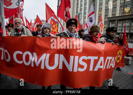 Anhänger der Kommunistischen Partei der Russischen Föderation (Cprf) aus verschiedenen Ländern März durch das Zentrum von Moskau in Russland am 7. November 2017 Stockfoto