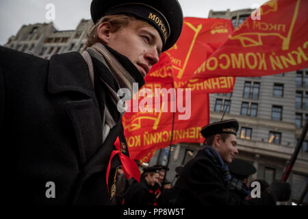 Anhänger der Kommunistischen Partei der Russischen Föderation (Cprf) aus verschiedenen Ländern März durch das Zentrum von Moskau in Russland am 7. November 2017 Stockfoto