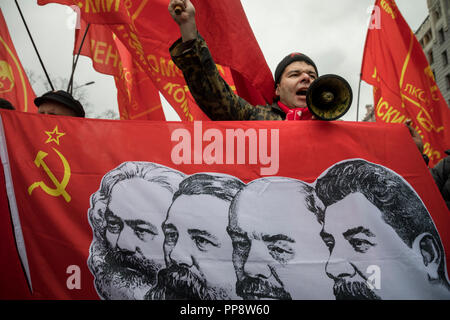 Anhänger der Kommunistischen Partei der Russischen Föderation (Cprf) aus verschiedenen Ländern März durch das Zentrum von Moskau in Russland am 7. November 2017 Stockfoto