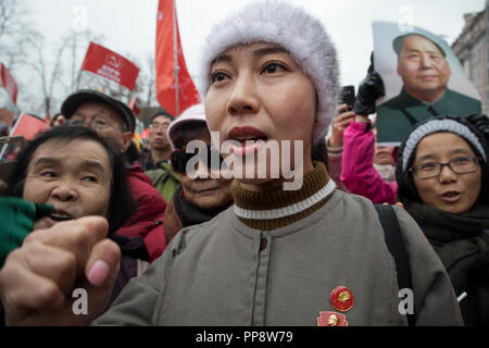 Chinesische Delegation unterstützt der Kommunistischen Partei der Russischen Föderation (Cprf) im März durch das Zentrum von Moskau in Russland am 7. November 2017 Stockfoto