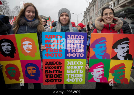 Anhänger der Kommunistischen Partei der Russischen Föderation (Cprf) aus verschiedenen Ländern März durch das Zentrum von Moskau in Russland am 7. November 2017 Stockfoto