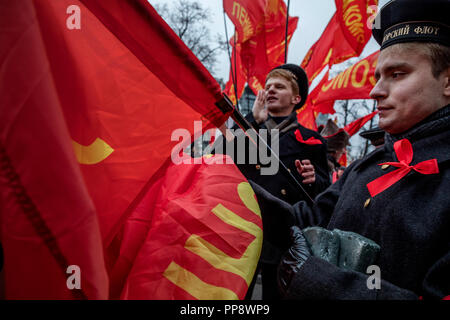Anhänger der Kommunistischen Partei der Russischen Föderation (Cprf) aus verschiedenen Ländern März durch das Zentrum von Moskau in Russland am 7. November 2017 Stockfoto