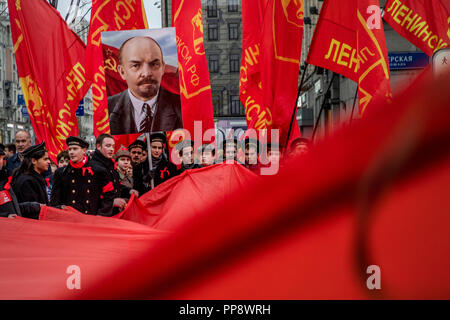 Anhänger der Kommunistischen Partei der Russischen Föderation (Cprf) aus verschiedenen Ländern März durch das Zentrum von Moskau in Russland am 7. November 2017 Stockfoto