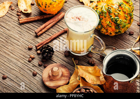 Pumpkin Spice latte Tasse mit Herbst Kaffee. Kaffee trinken Stockfoto