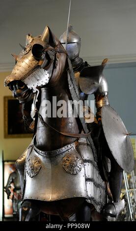 Turnier-Rüstung für Pferd und Ritter. 16. Jahrhundert. Brescia-Herstellung. Königliche Waffenkammer. Nationales Museum von Capodimonte. Neapel. Italien. Stockfoto