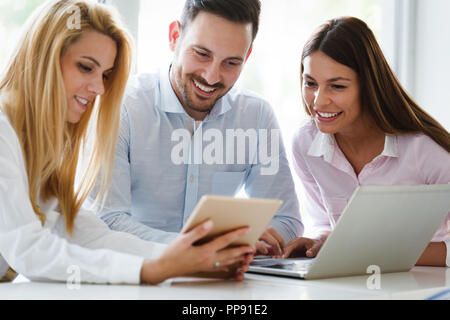 Kollegen zusammen arbeiten im Büro Stockfoto