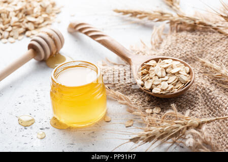 Weizen, Honig und Haferflocken. Konzept der gesunden Ernährung, gesund leben, Diät, Gewichtsverlust Essen Stockfoto