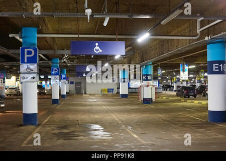 Parkplatz u-Gebäude in der Stadt. Orte für Invaliden Stockfoto