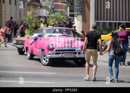 CUB, Kuba, Havanna, 10.03.2018, Havanna Oldtimer und Touristen auf der Paseo de Martí am Parque Central [2018 Christoph Hermann] Stockfoto