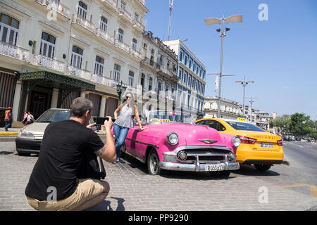 CUB, Kuba, Havanna, 10.03.2018, Havanna Touristin posiert vor Oldtimer auf der Paseo de Martí am Parque Central [2018 Jahr Christoph Hermann] Stockfoto