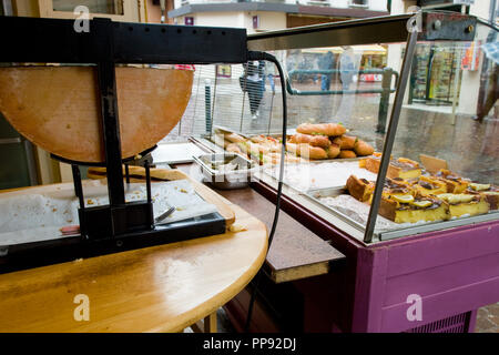 Straße Buffet mit Raclette-Käse grill im Altstadt von Annecy im Departement Haute-Savoie Frankreich Stockfoto