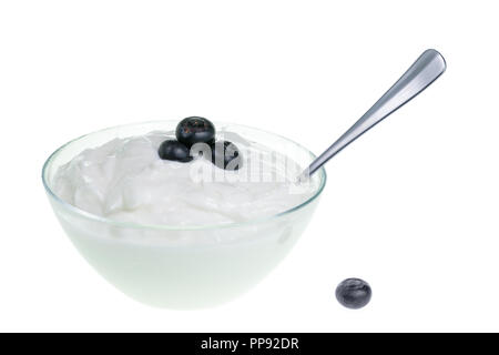 Joghurt Schale mit Löffel und Heidelbeeren auf weißem Hintergrund Stockfoto