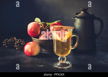 Apple Tee mit Zitrone, Zimt gewürzt und auf dem Schwarzen Brett. Close Up. Herbst noch leben. Stockfoto