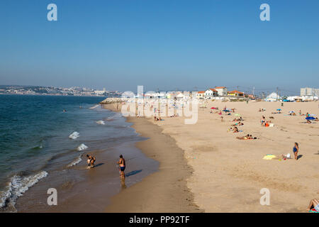 Portugal Strand, Cova Do Dampf. Menschen Stockfoto
