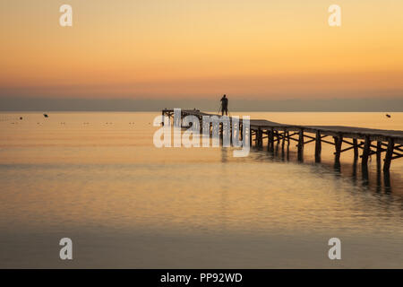 Europa Spanien Nord Mallorca Playa de Muro, langer Holzsteg in der Bucht von Alcudia bei Sonnenaufgang Stockfoto