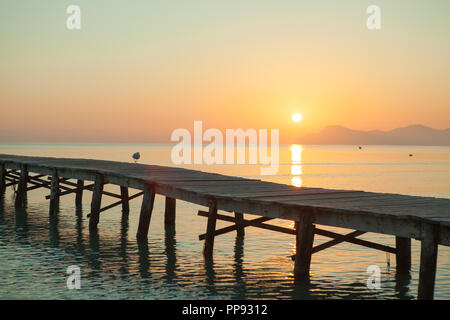 Europa Spanien Nord Mallorca Playa de Muro, langer Holzsteg in der Bucht von Alcudia bei Sonnenaufgang Stockfoto