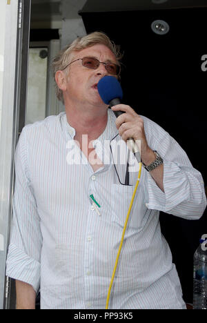 Ken Ellis, Luftfahrt Journalist, airshow Kommentator und Autor kommentieren bei den bedürftigen Kindern wenig Gransden Nächstenliebe air show Air Display Stockfoto