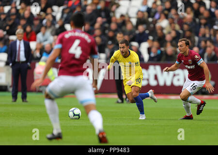 Eden Hazard von Chelsea kommt nach vorn Nach dem Sieg gegen Mark Noble von West Ham United - West Ham United v Chelsea, Premier League, London Stadium, London ( Stockfoto