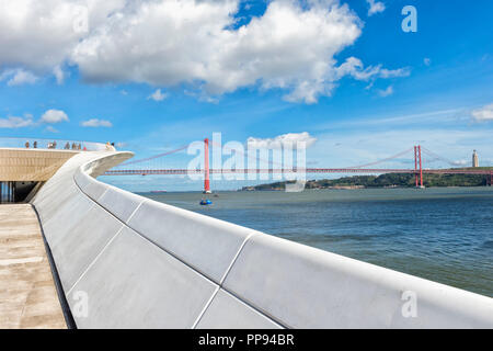 25. April Brücke, ehemaliger Salazar Brücke über den Tagus Fluss gesehen von der Maat-Museum für Kunst, Architektur und Technik, Lissabon, Portugal Stockfoto