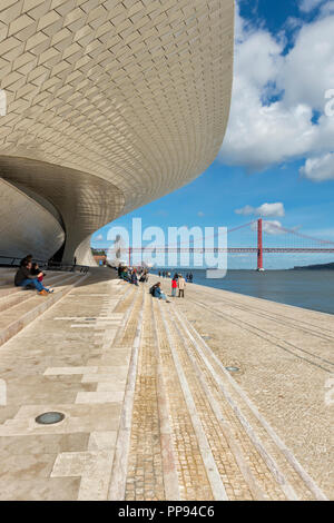 25. April Brücke, ehemaliger Salazar Brücke über den Tagus Fluss gesehen von der Maat-Museum für Kunst, Architektur und Technik, Lissabon, Portugal Stockfoto