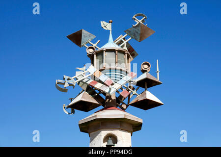 Lighthouse Tower Skulptur von Robert Conybear, Marine, Maritime Quarter, Swansea Waterfront, South Wales, Großbritannien Stockfoto