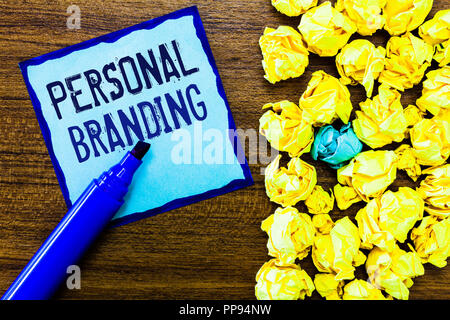 Schreiben Hinweis anzeigen Personal Branding. Business Photo Marketing präsentieren sich und ihre Karrieren als Marken. Stockfoto