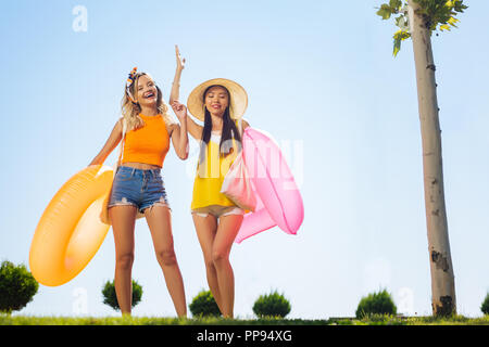 Frohe glückliche junge Frauen, die zusammen Spaß haben Stockfoto