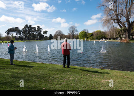 Modell Yacht segeln an der Victoria See, Hagley Park, Christchurch, Neuseeland. Stockfoto