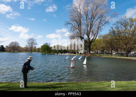 Modell Yacht segeln an der Victoria See, Hagley Park, Christchurch, Neuseeland. Stockfoto