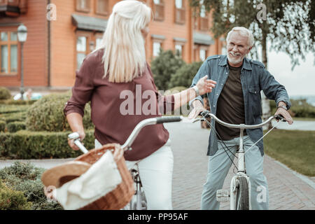 Positiv begeistert reife Menschen, die aktiv leben Stockfoto